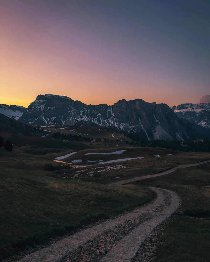Un sentiero tra le Dolomiti nella luce dell’alba.