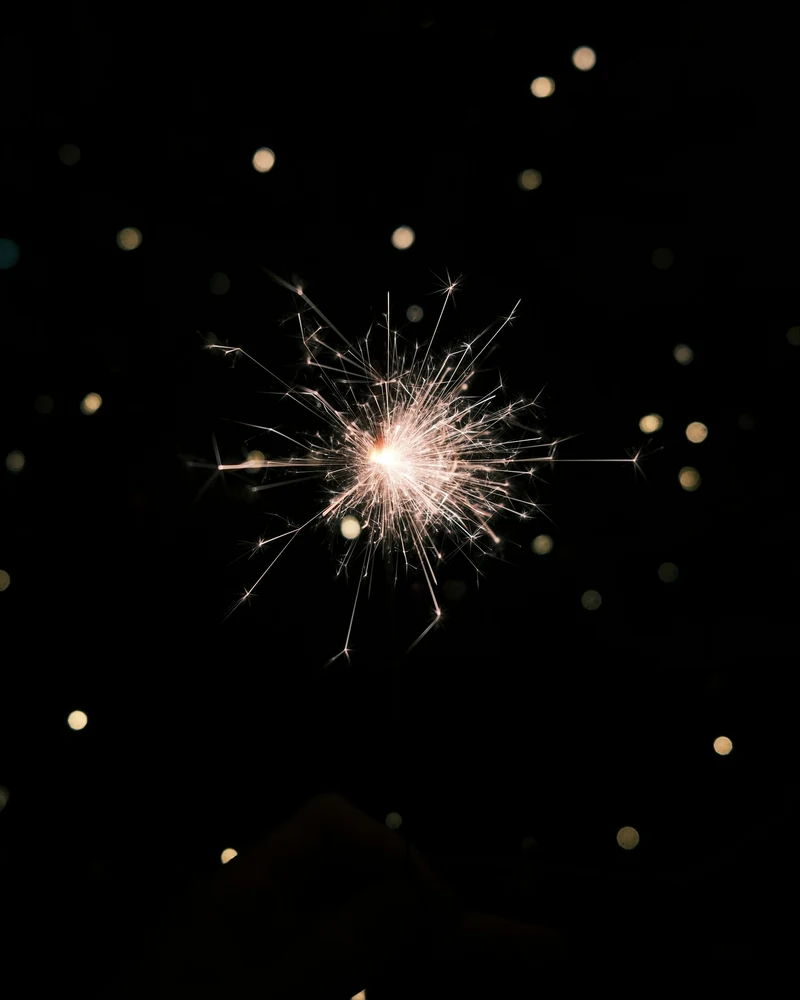 Scintille luminose di una stellina accesa nel buio.